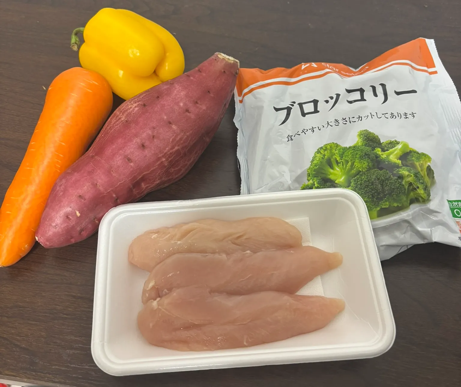 犬の手作りごはんに使う食材：ブロッコリー、さつまいも、ささみ、人参、パプリカ